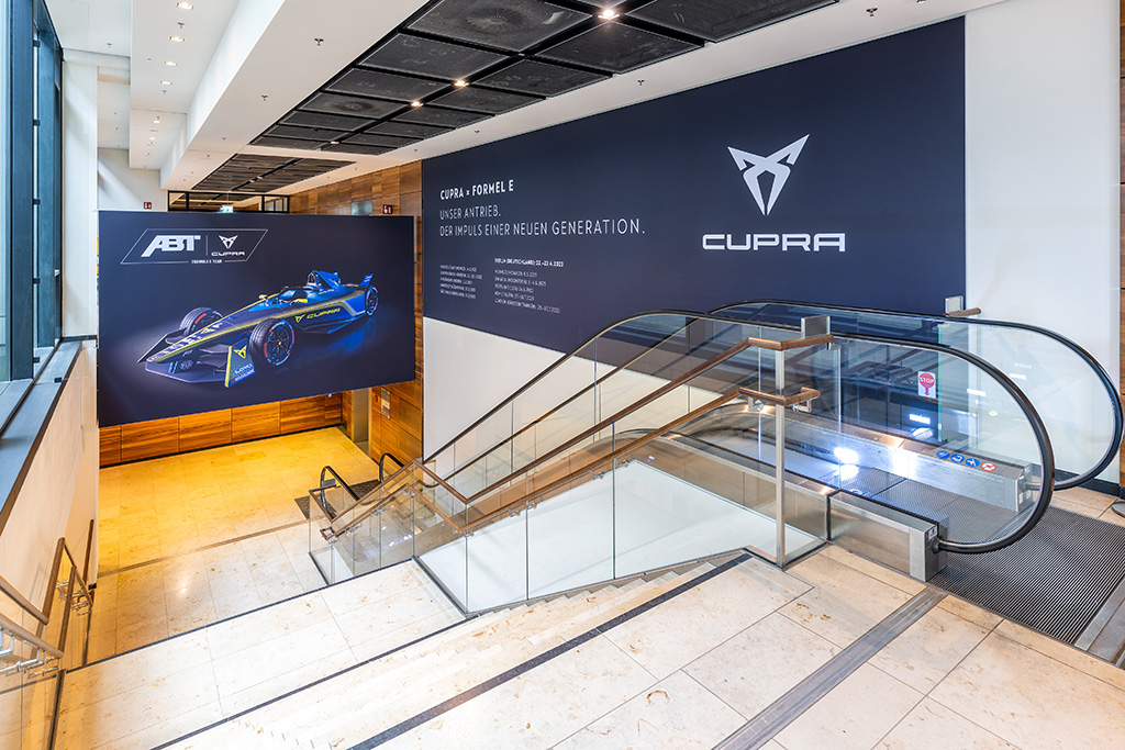 Werbung am Flughafen BER, April 2023