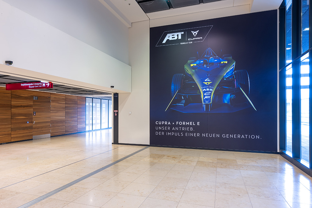 Werbung am Flughafen BER, April 2023