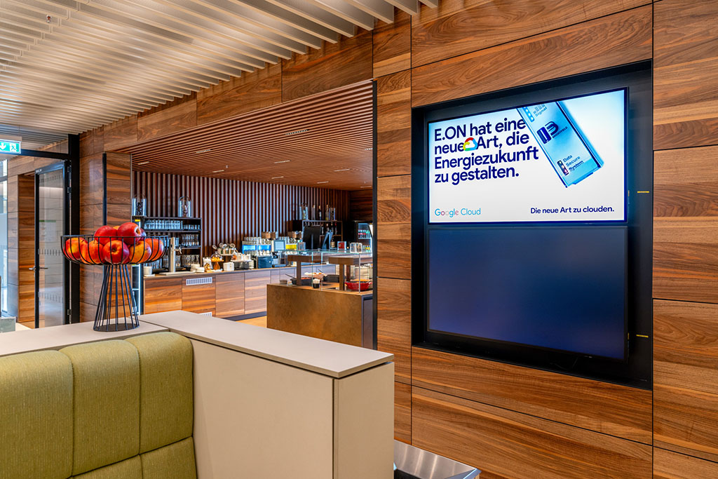 Werbung am Flughafen BER, 1. und 4.9.2023