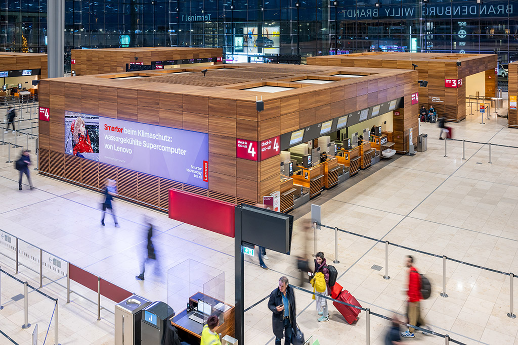 Werbung am Flughafen BER (Berlin-Brandneburg) am 1.12.2022