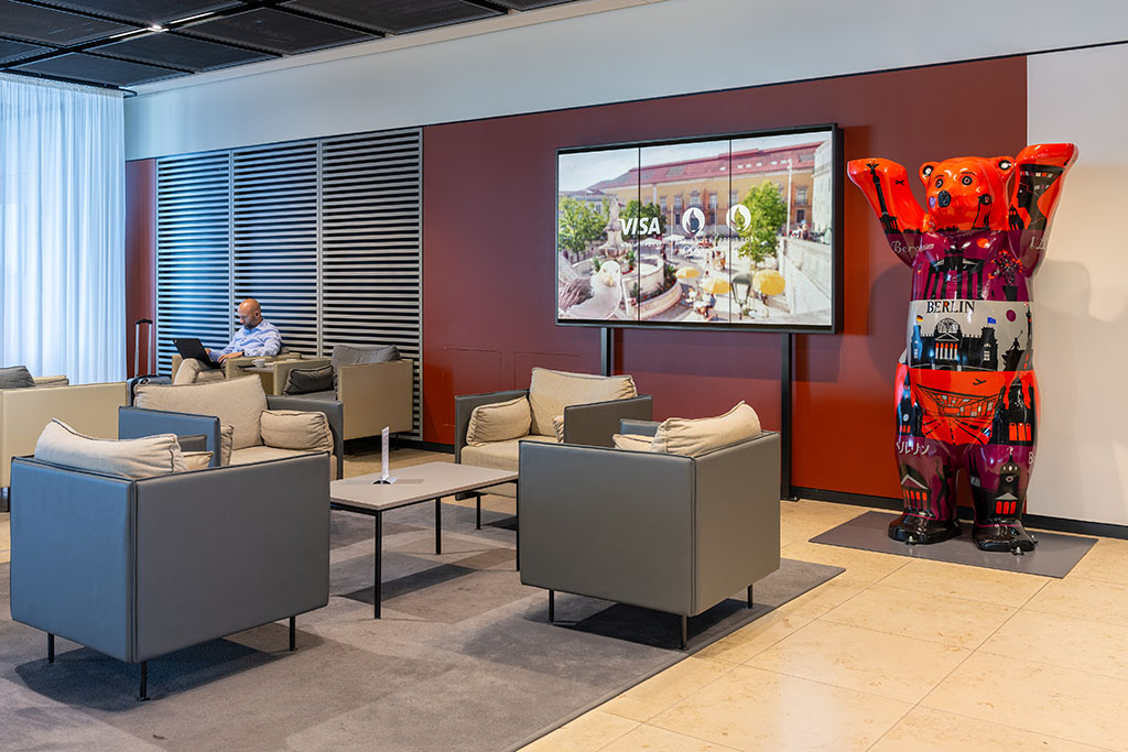 Werbung am Flughafen BER, 2., 3. Juli 2023