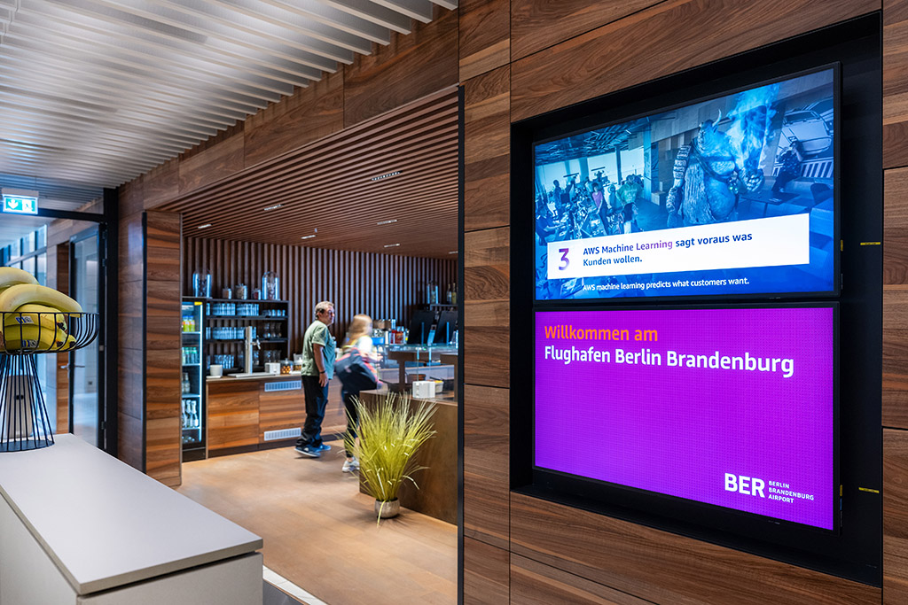 Werbung am Flughafen BER