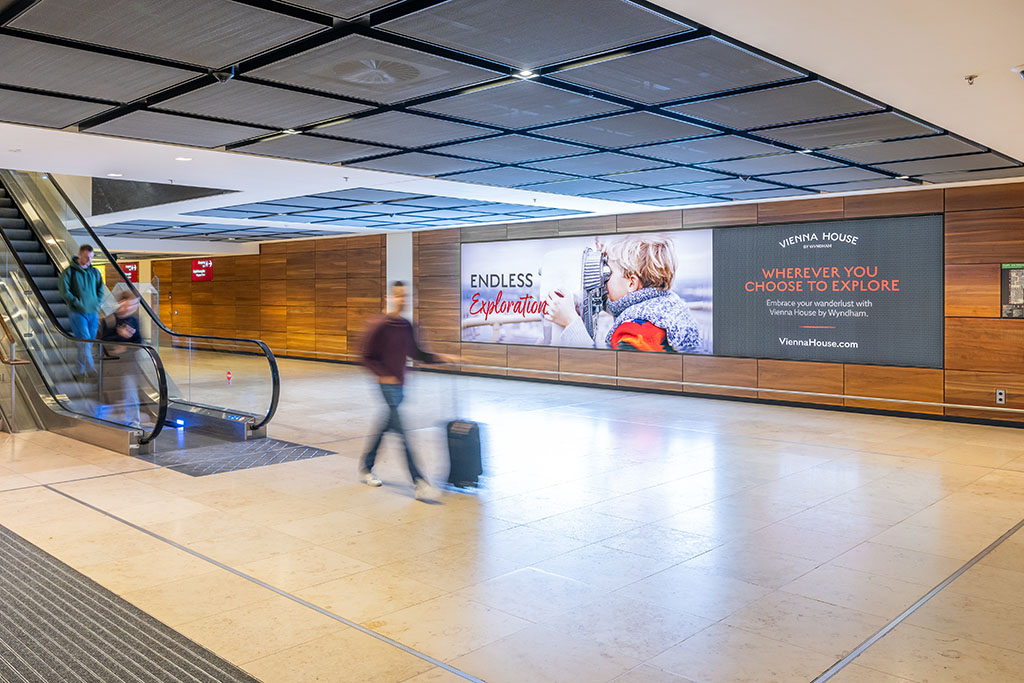 Werbung am Flughafen BER, 1.12.2023