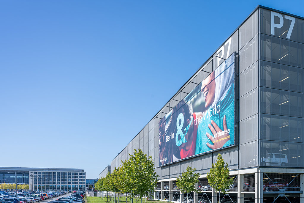 Werbung am Berliner Flughafen BER, 6.9.2021
