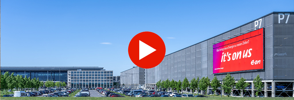 Riesenposter an der Airport City BER, Video