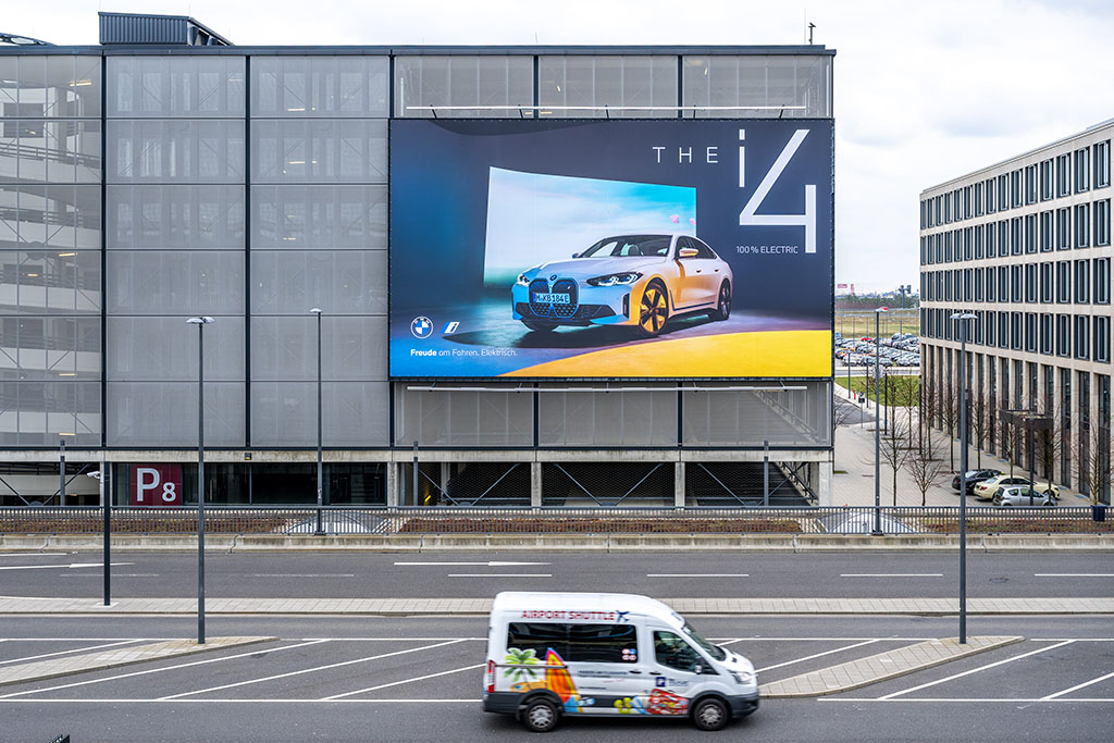 Werbung am Flughafen BER, 4.3.2022