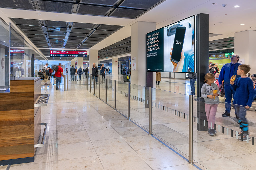 Werbung am Flughafen BER, 1.5.2022