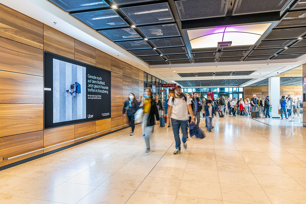 Werbung am Flughafen BER, 1.5.2022