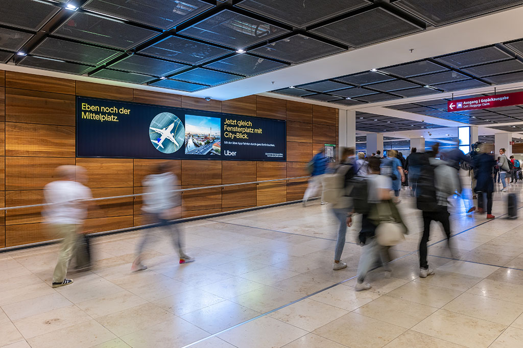 Werbung am Flughafen BER, 1.5.2022