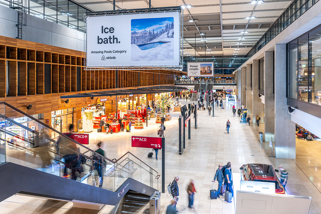 Werbung am Flughafen BER, November 2022