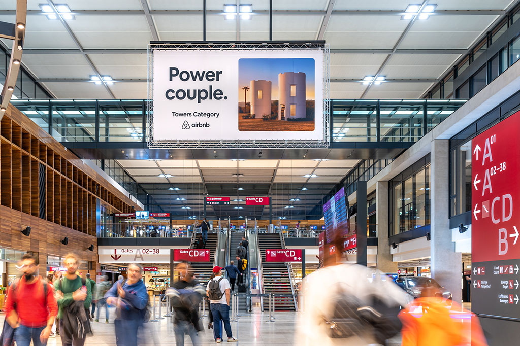 Werbung am Flughafen BER, November 2022