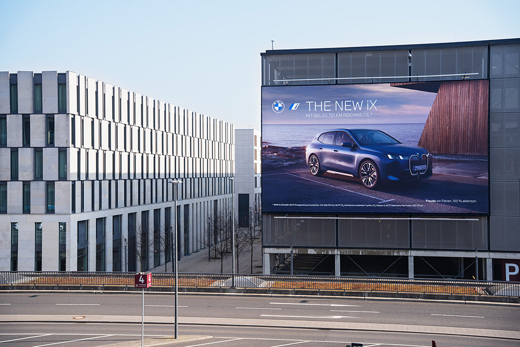 Riesenposter BMW; BER