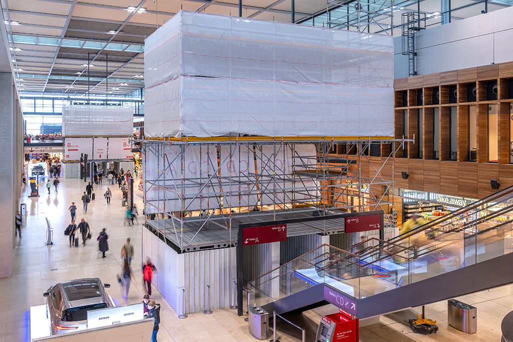 Werbung am Flughafen BER, Mai 2023