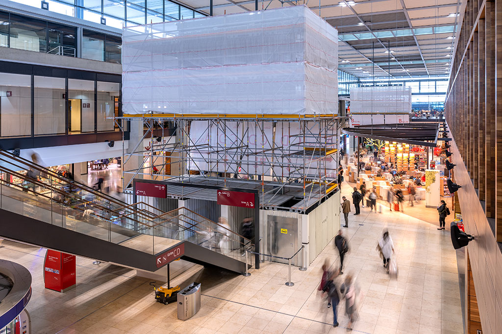 Werbung am Flughafen BER, Mai 2023