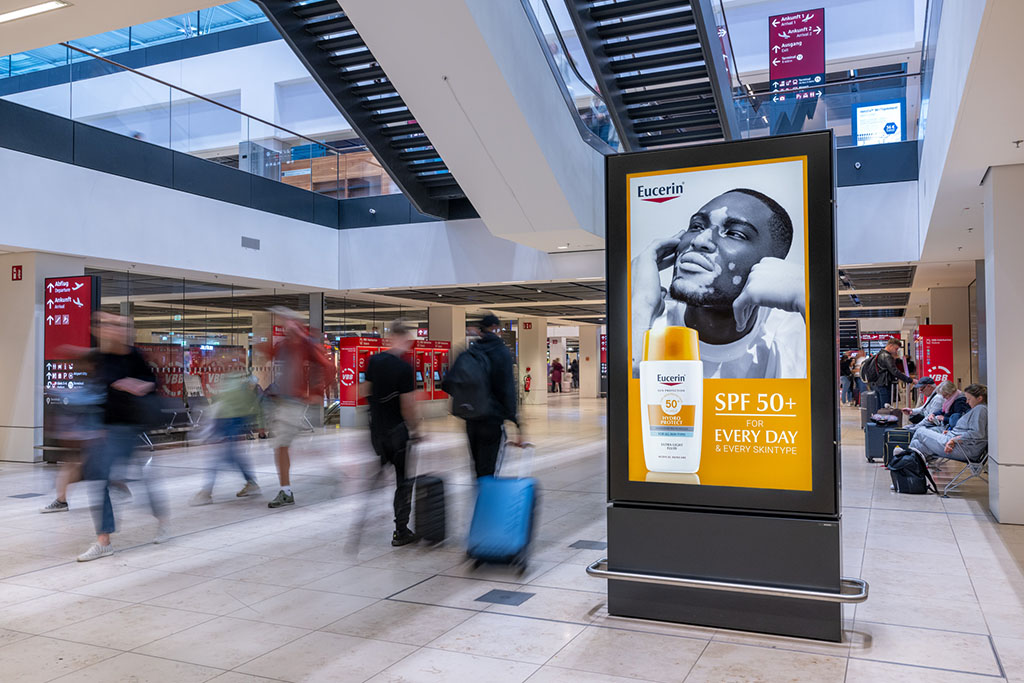 Werbung am Flughafen BER, Oktober 2023