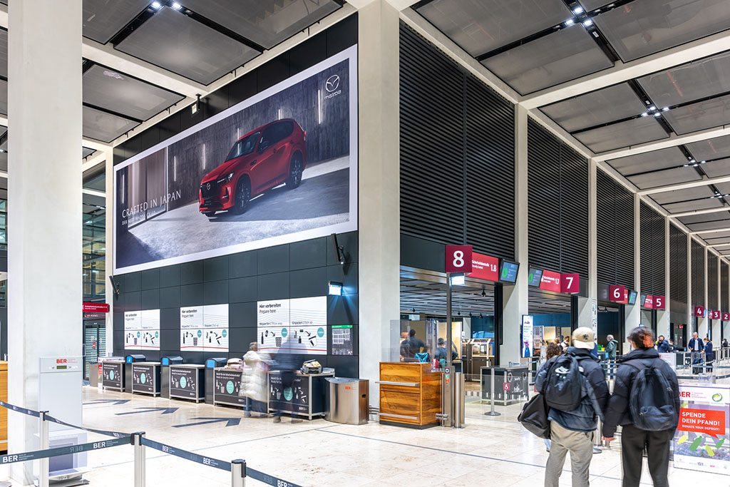Werbung am Flughafen BER, November 2022
