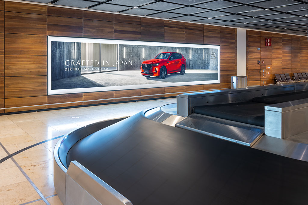 Werbung am Flughafen BER, November 2022