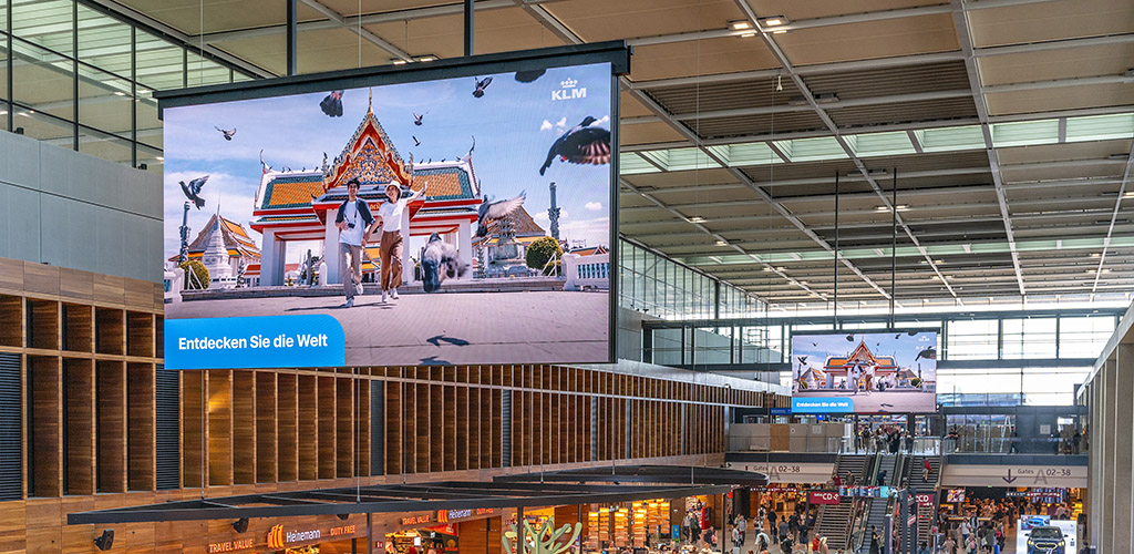 Werbung am Flughafen BER, Mai 2025