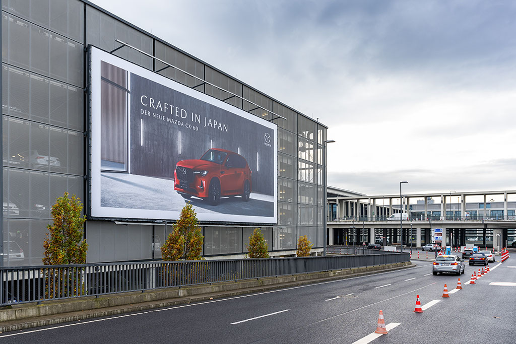 Werbung am Flughafen BER, November 2022