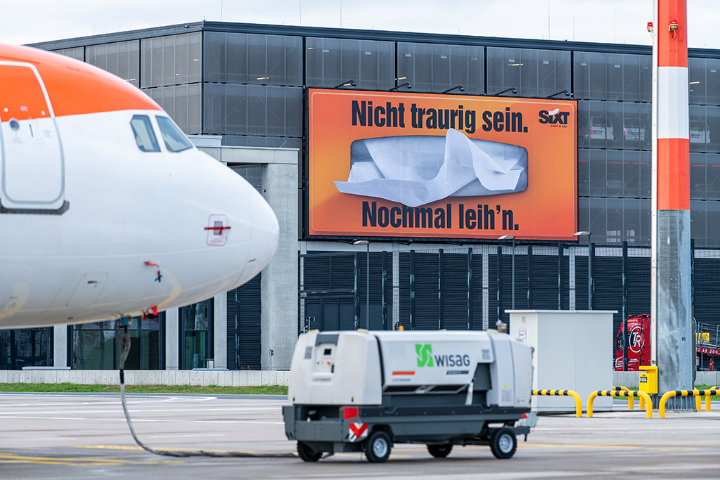 Werbung am Flughafen BER - 2.11.2020