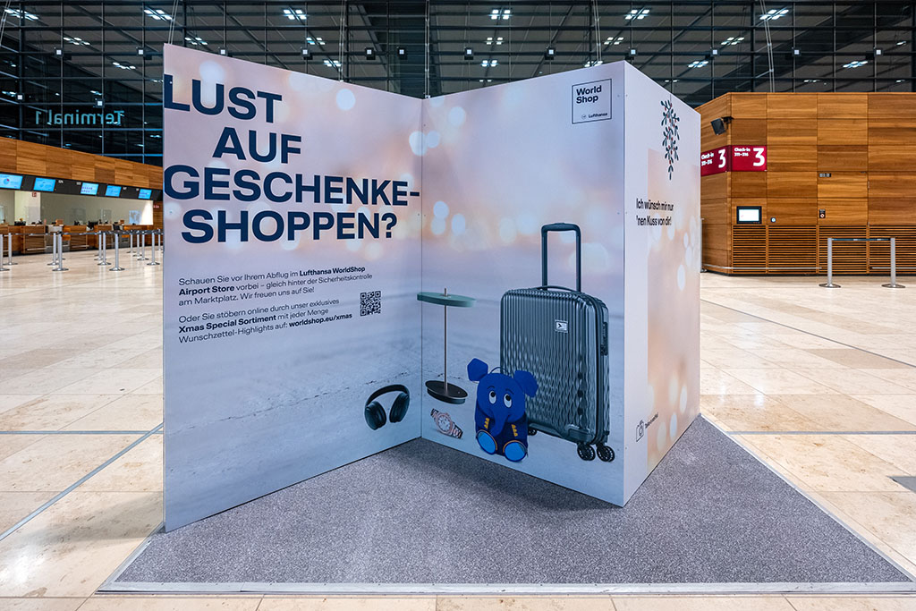 Werbung am Flughafen BER im November 2021