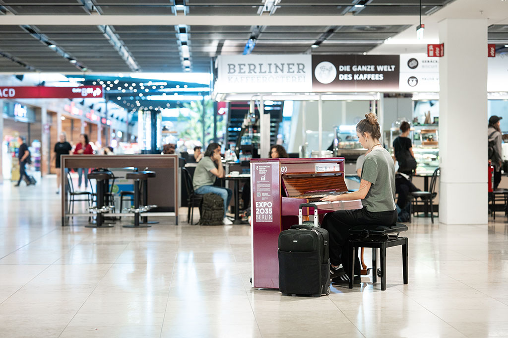 Flughafen Berlin Brandenburg BER; Sommerreiseverkehr am Flughafen BER, Terminal 1, Klavier im Marktplatz