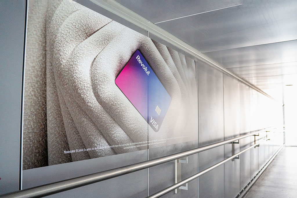 Fluggastbrücken innen BER Revolut 2025