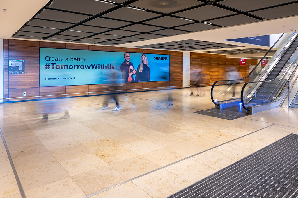 Werbung am Flughafen BER, 2., 3. Juli 2023