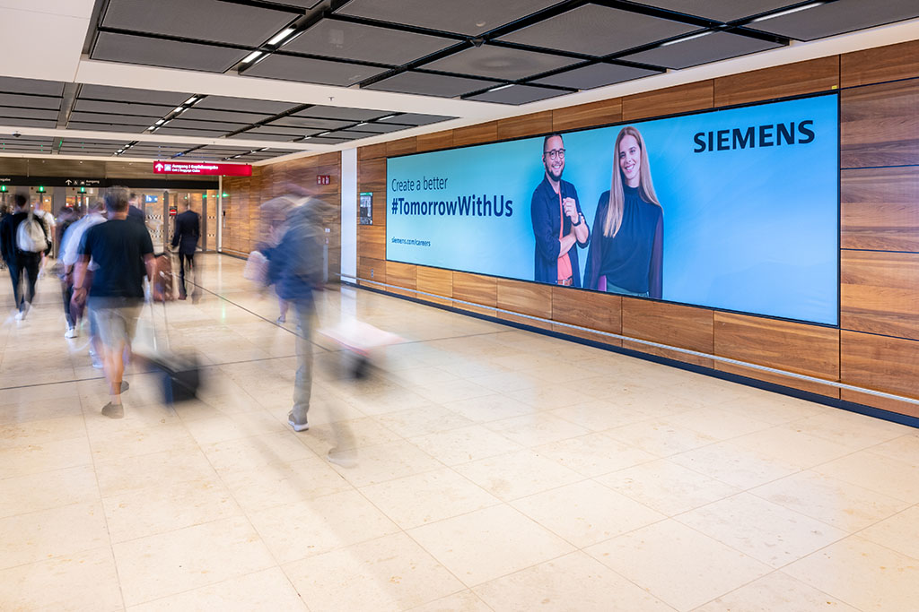 Werbung am Flughafen BER, 2., 3. Juli 2023