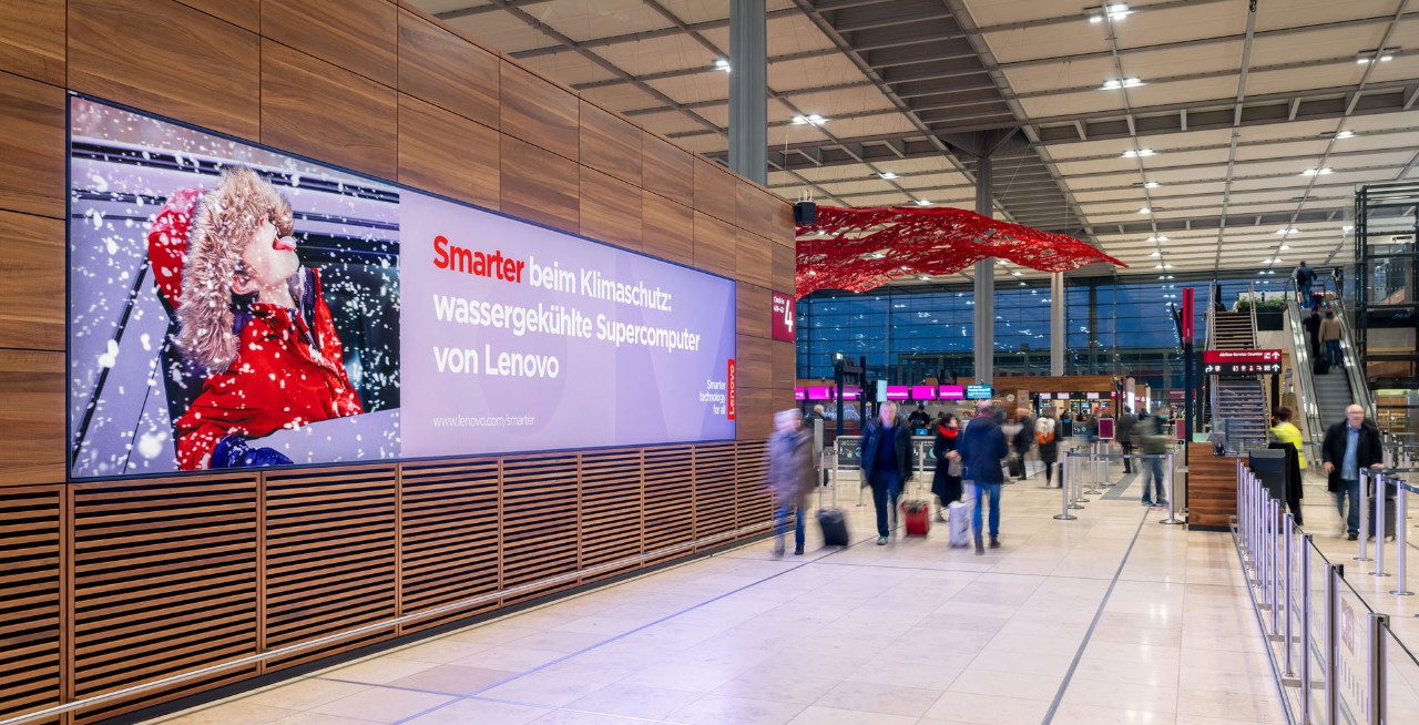 Werbung am Flughafen BER (Berlin-Brandneburg) am 1.12.2022