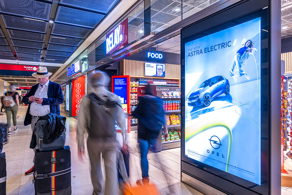 Werbung am Flughafen BER, 27.6.2021