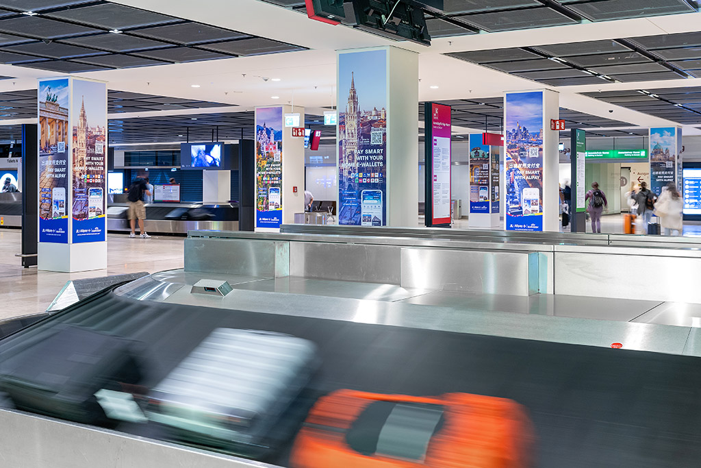 Werbung am Flughafen BER