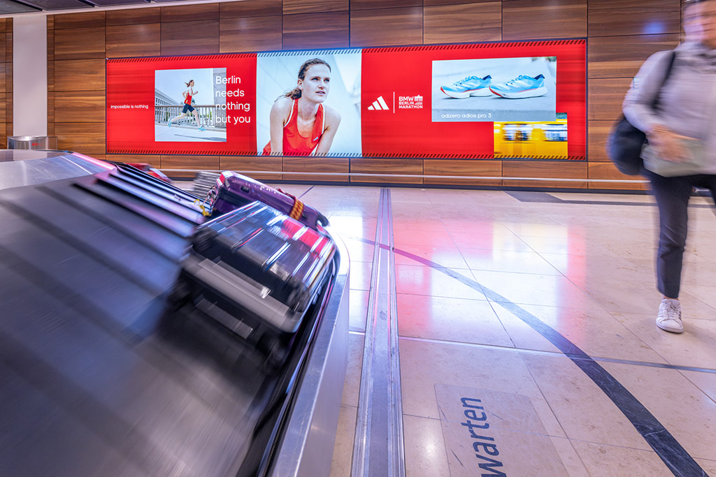 adidas-Werbung am Airport BER, Berlin, 1.9.2023