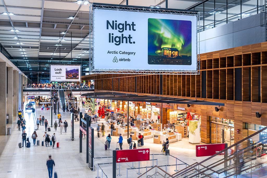 Werbung am Flughafen BER, November 2022