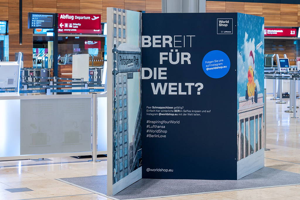 Werbung am Flughafen BER im November 2021