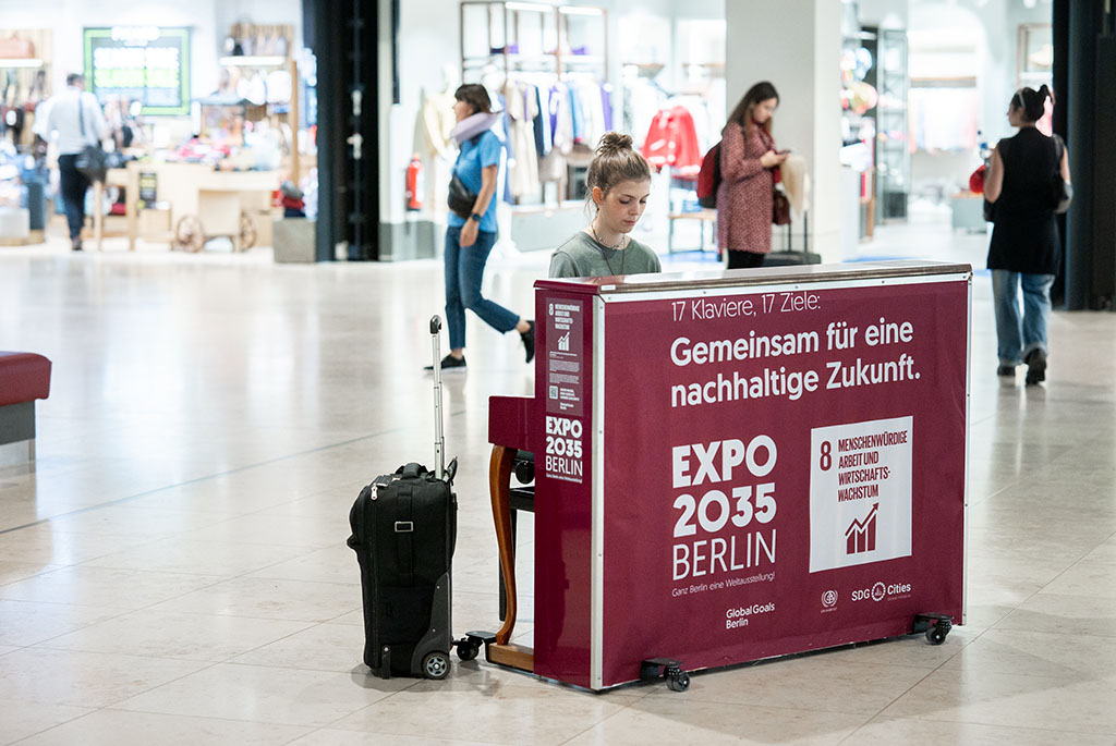Flughafen Berlin Brandenburg BER; Sommerreiseverkehr am Flughafen BER, Terminal 1, Klavier im Marktplatz