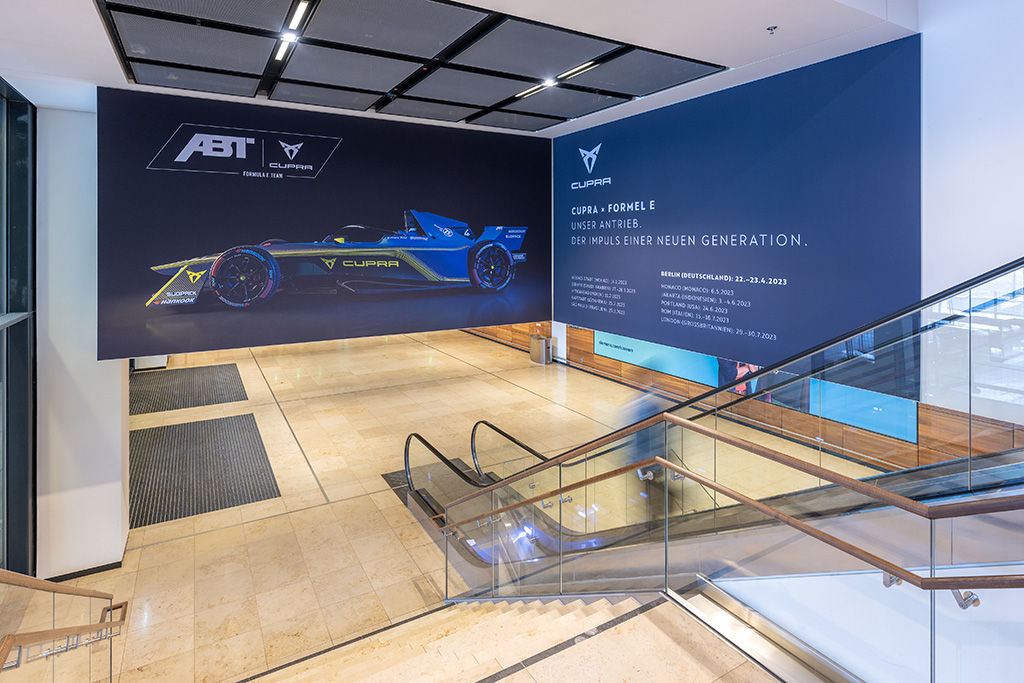 Werbung am Flughafen BER, April 2023