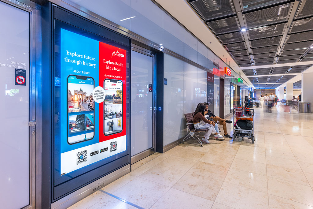 Werbung am Flughafen BER, 12.8.2022