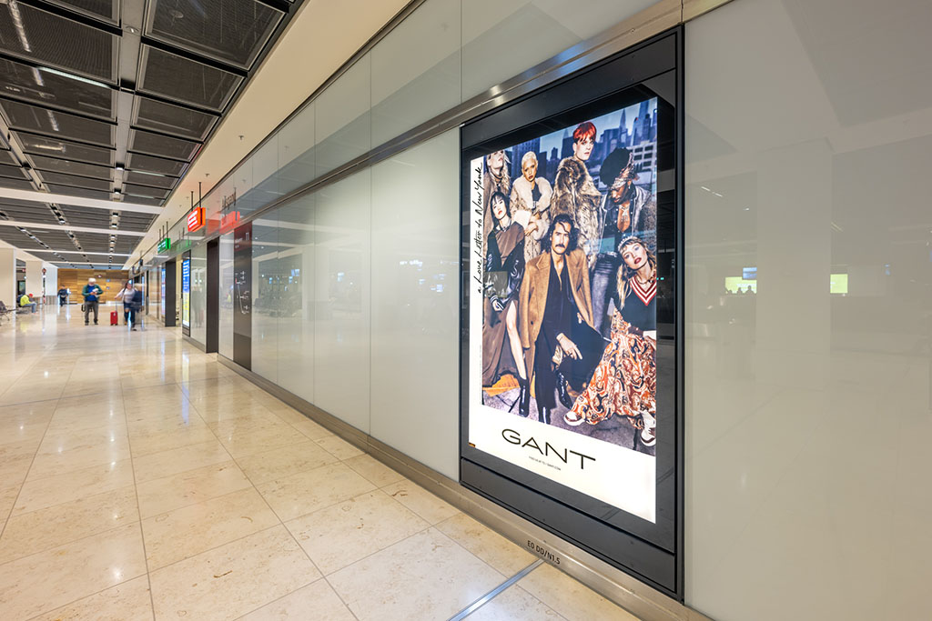 Werbung am Flughafen BER, November 2022