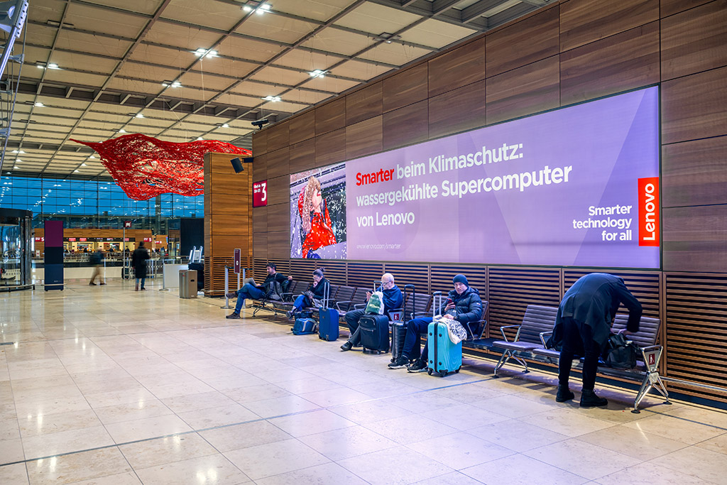 Werbung am Flughafen BER (Berlin-Brandneburg) am 1.12.2022