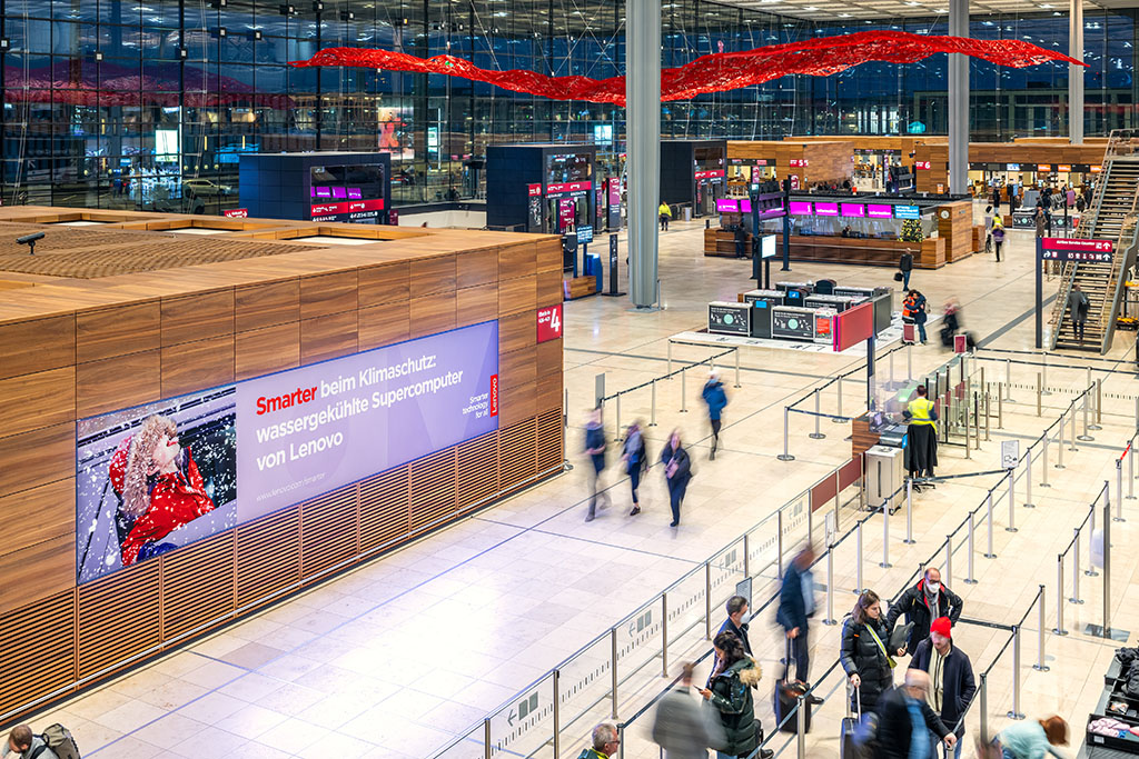 Werbung am Flughafen BER (Berlin-Brandneburg) am 1.12.2022
