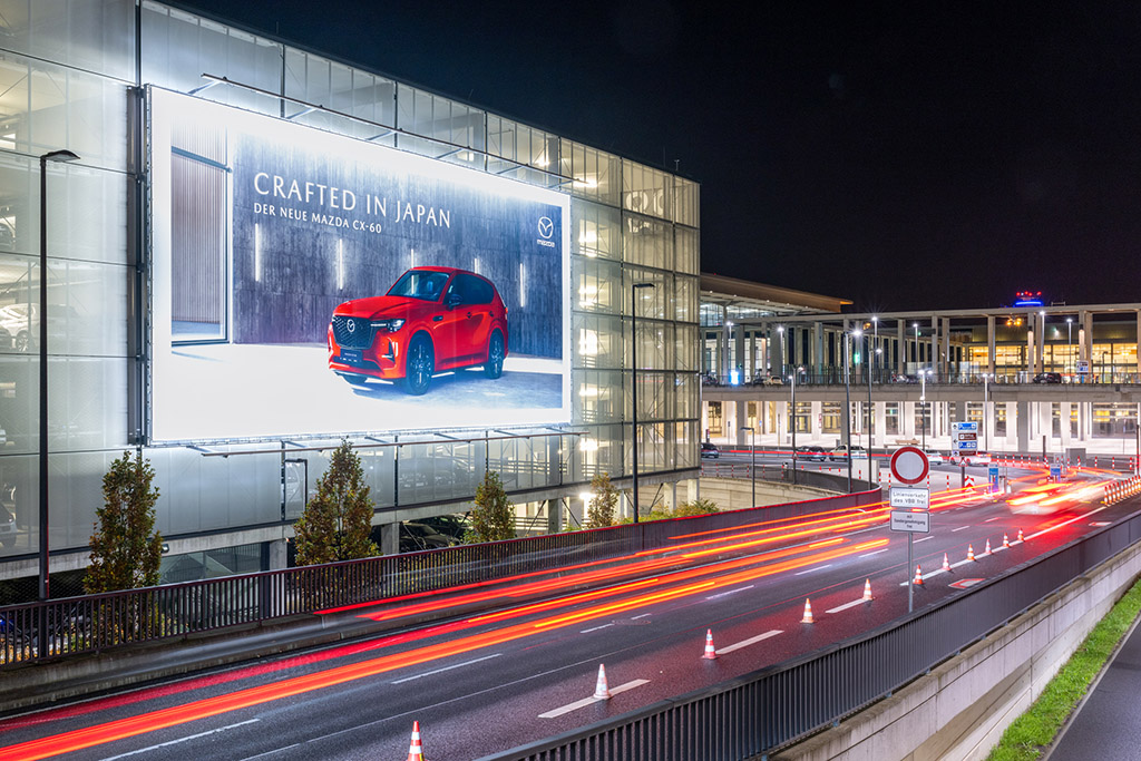 Werbung am Flughafen BER, November 2022