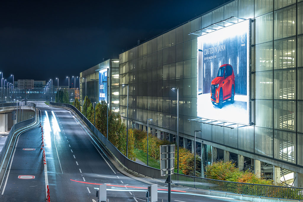 Werbung am Flughafen BER, November 2022