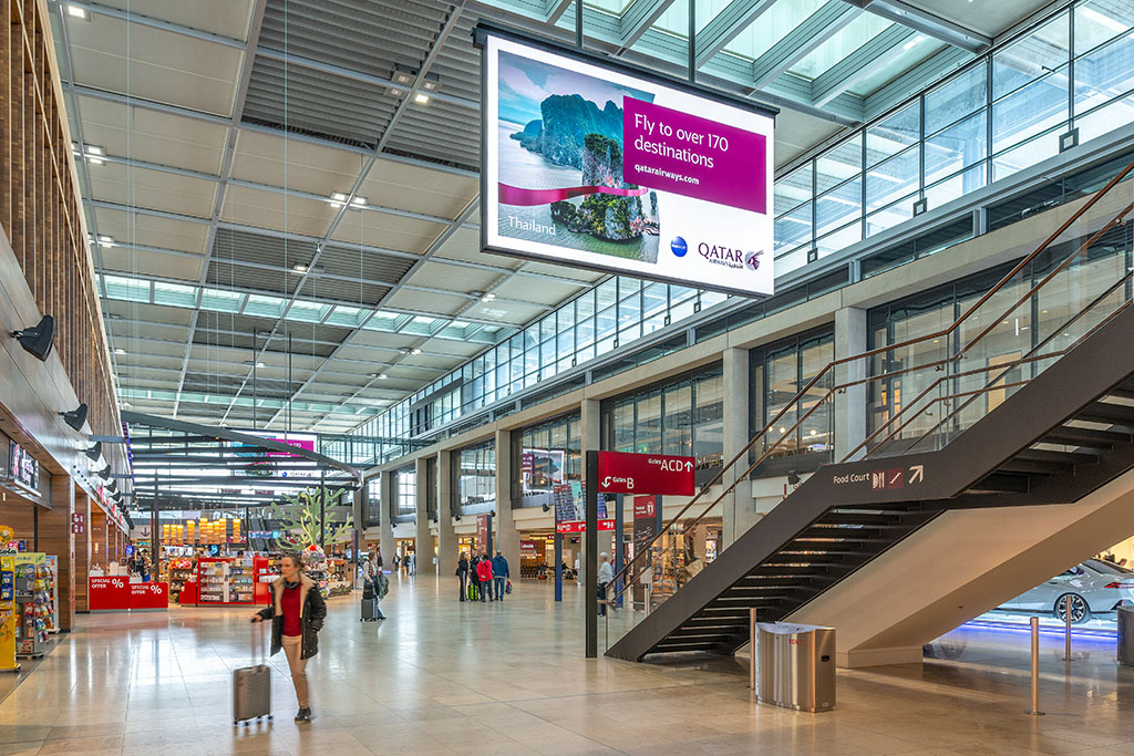 Qatar-Werbung im Marktplatz des BER-Terminals am 13.3.2024