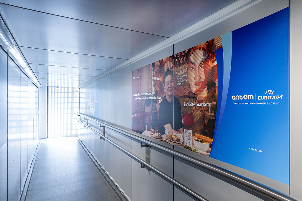 Werbung am Flughafen BER