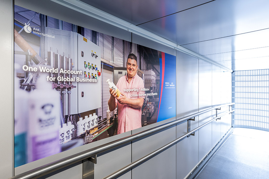 Werbung am Flughafen BER