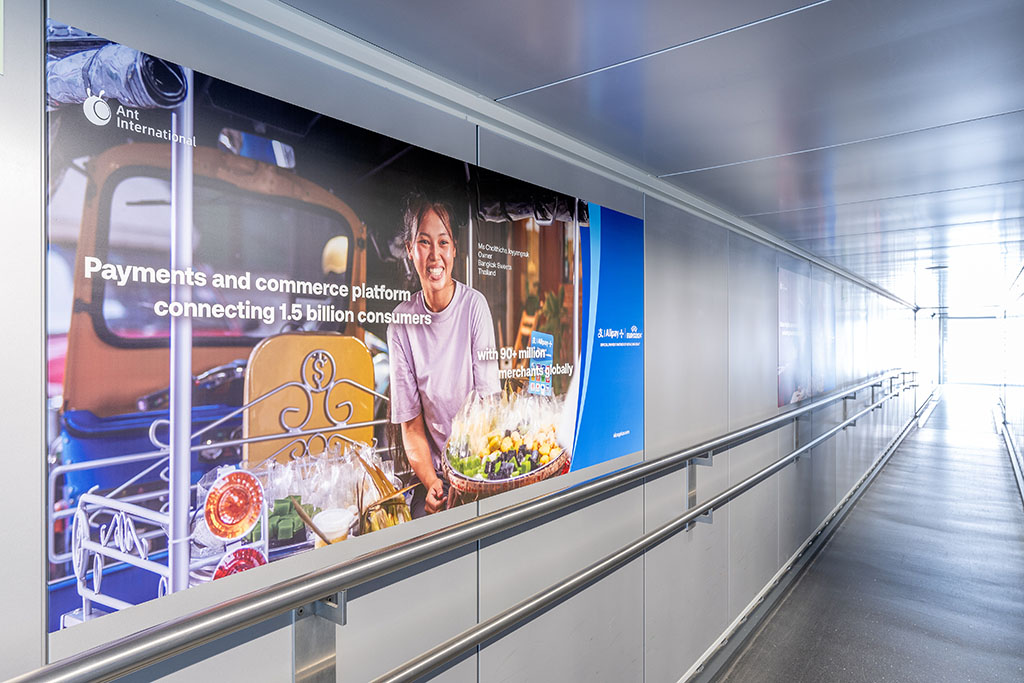 Werbung am Flughafen BER