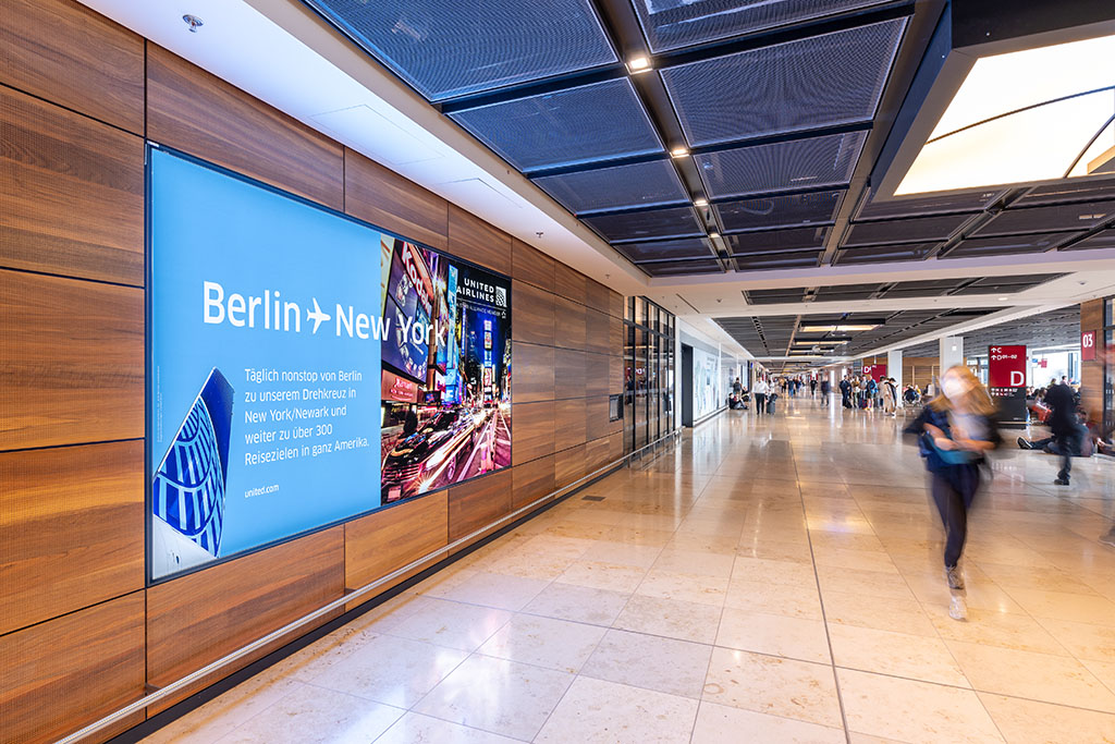 Werbung am Flughafen BER, 1.5.2022