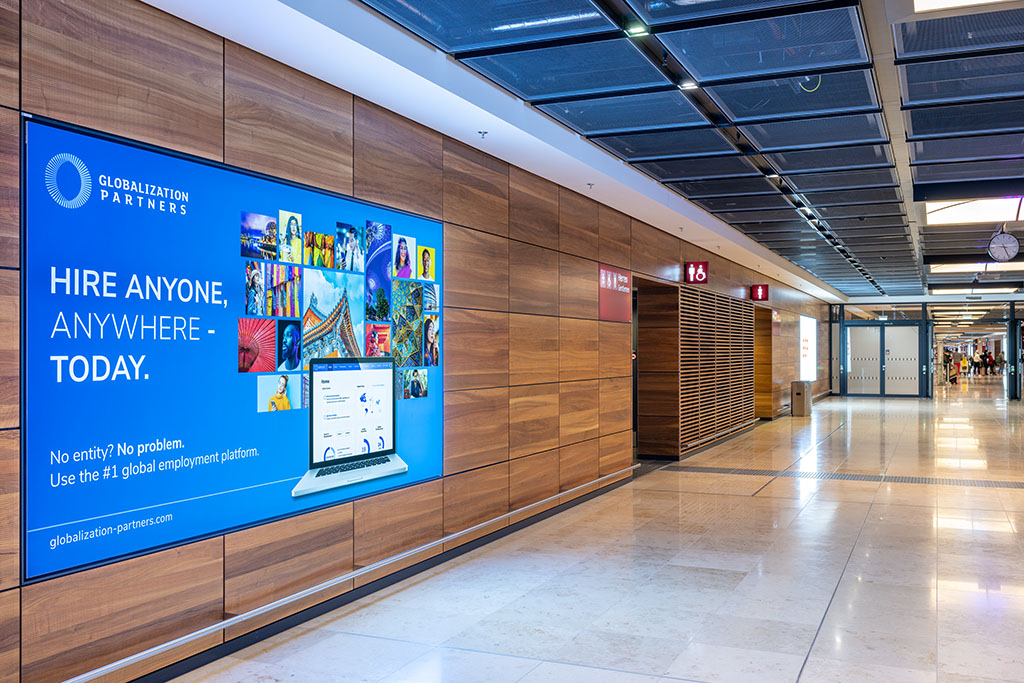 Werbung am Flughafen BER im November 2021