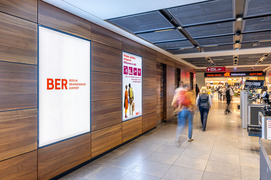 Poster-Boxen Duty free, BER 2024